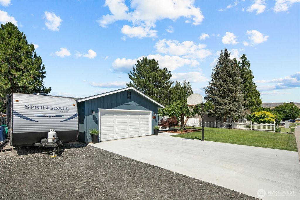 Photo of 1318 Welch Avenue, Wenatchee, WA 98801 (MLS # 2532236)