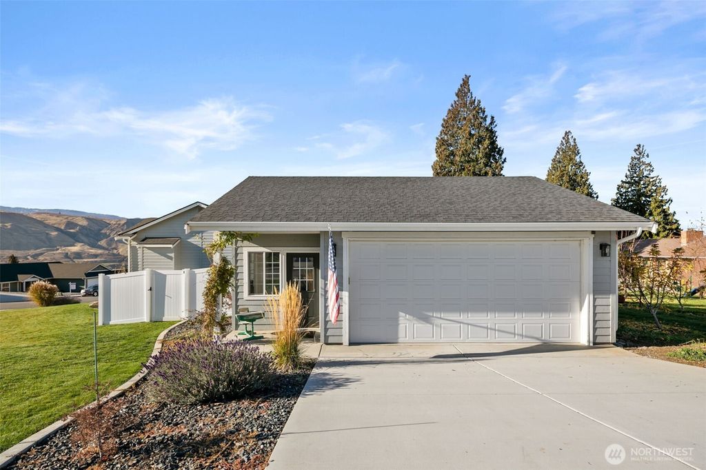 Photo of 632 S Newton Avenue, East Wenatchee, WA 98802 (MLS # 2457083)