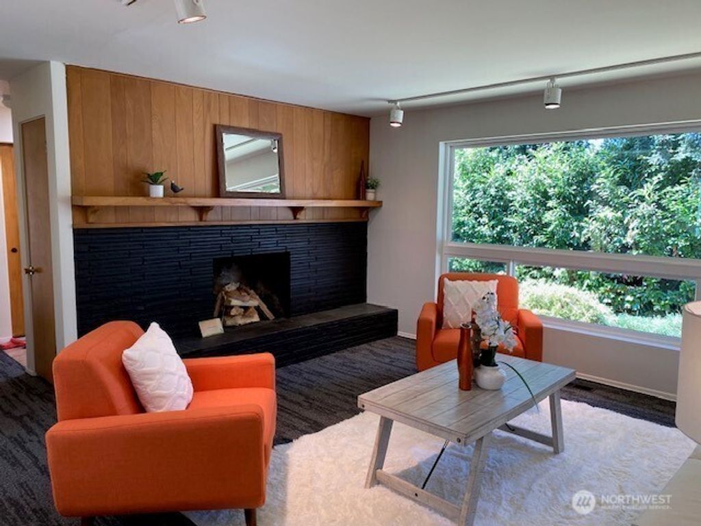 Photo of 4117 NE 107th Street, Seattle, WA 98125 (MLS # 2390864)
