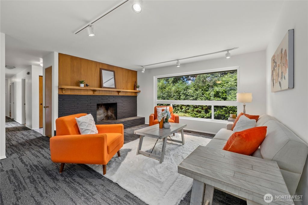 Photo of 4117 NE 107th Street, Seattle, WA 98125 (MLS # 2390864)