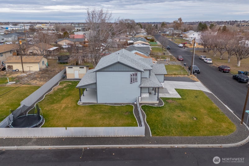 2036 W Lakeside