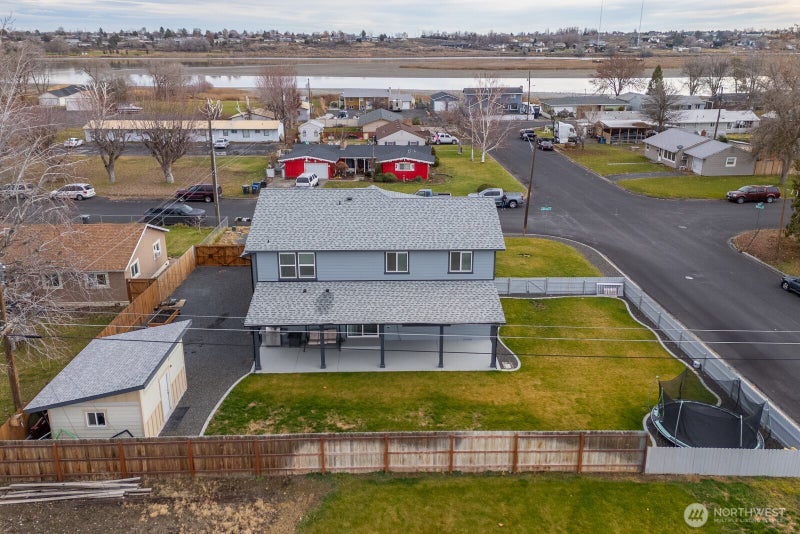 2036 W Lakeside