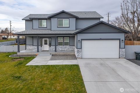Photo of 2036 W Lakeside Dr, Moses Lake, WA 98337 (MLS # 2333811)