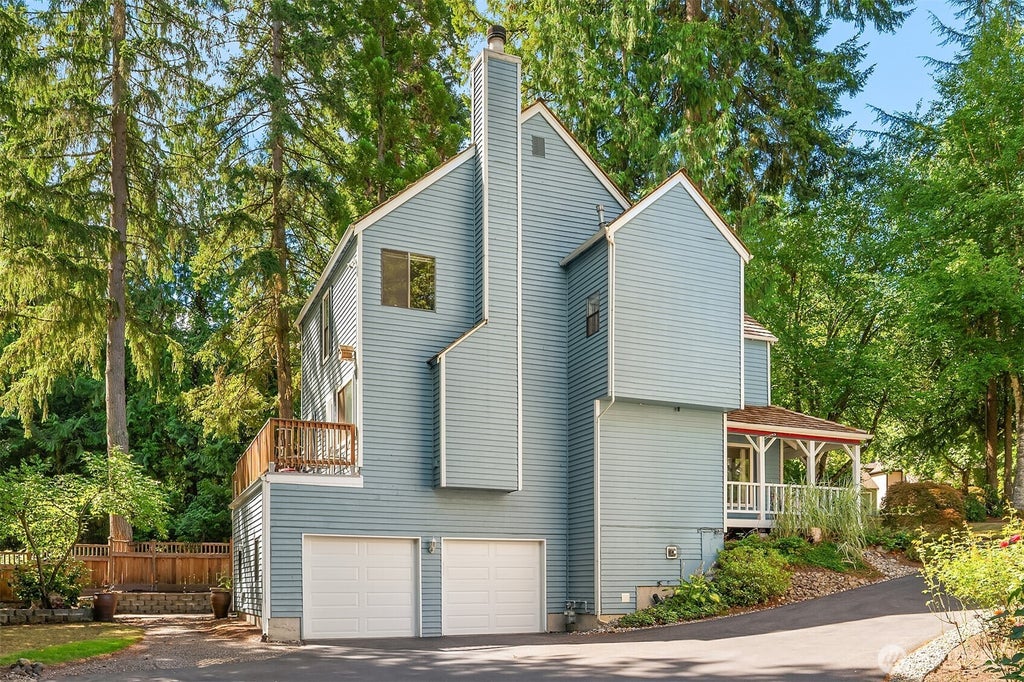 Photo of 16880 NE 42nd Court, Redmond, WA 98052 (MLS # 2561526)