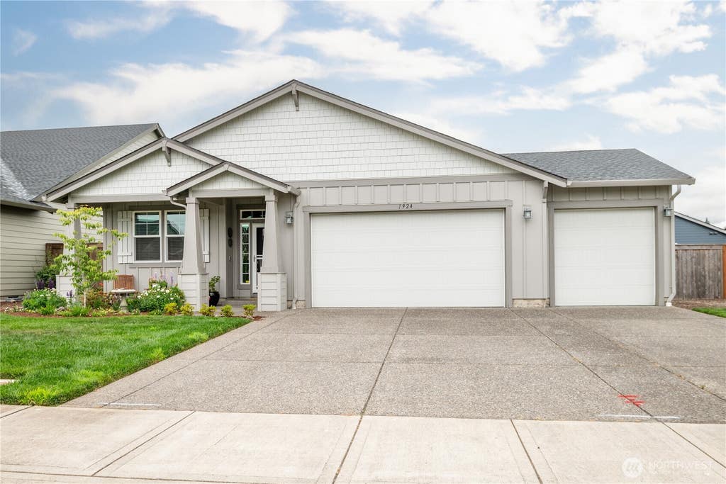 Photo of 1924 Schneiter Drive, Longview, WA 98632 (MLS # 2560567)