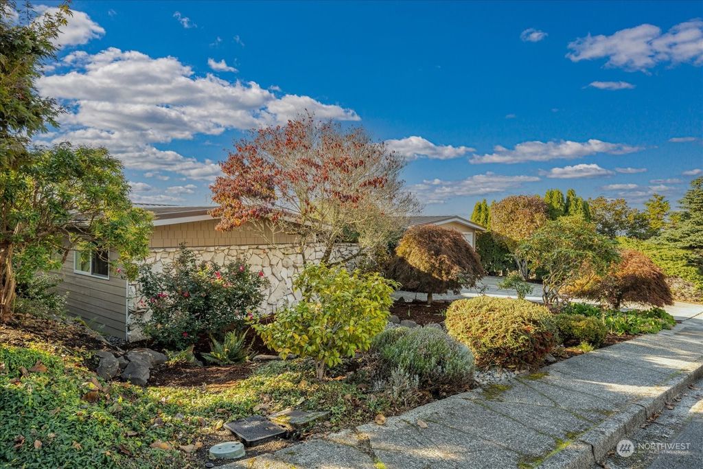 Photo of 4451 139th Avenue SE, Bellevue, WA 98006 (MLS # 2305410)