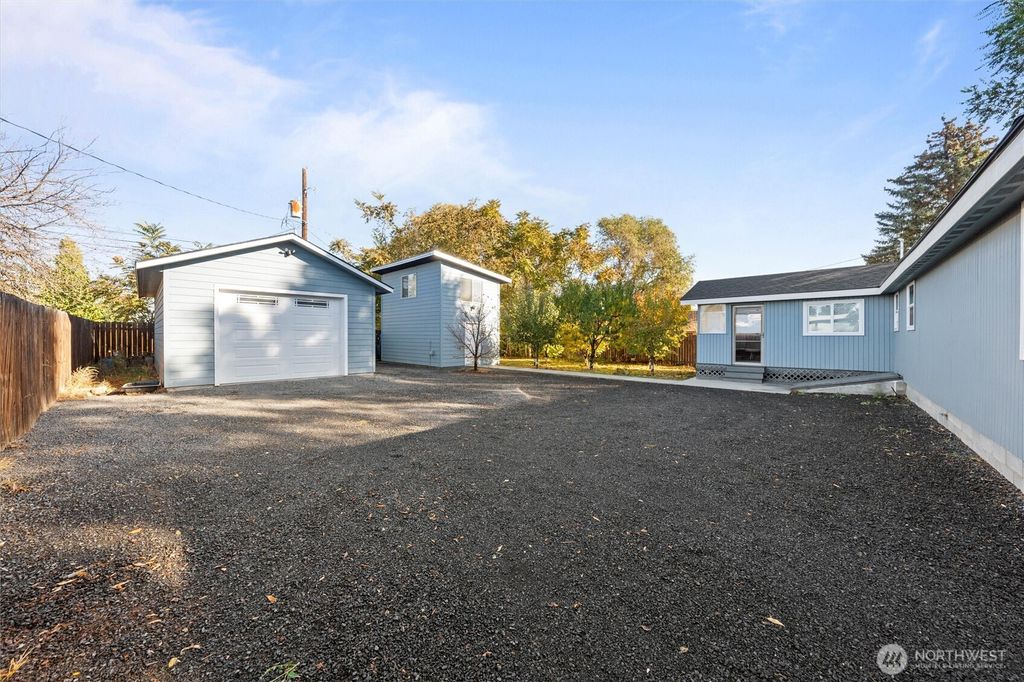 Photo of 238 6th Ave SE Ave, Soap Lake, WA 98851 (MLS # 2451719)