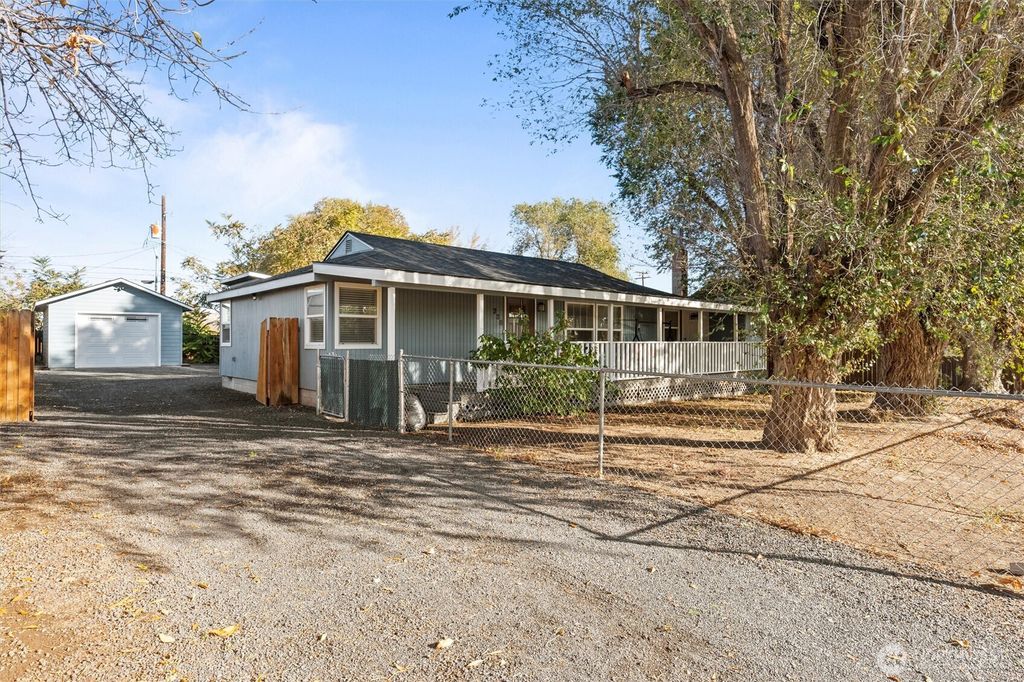 Photo of 238 6th Ave SE Ave, Soap Lake, WA 98851 (MLS # 2451719)