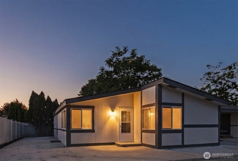 Photo of 322 N Kentucky Avenue #A, East Wenatchee, WA 98802 (MLS # 2588280)