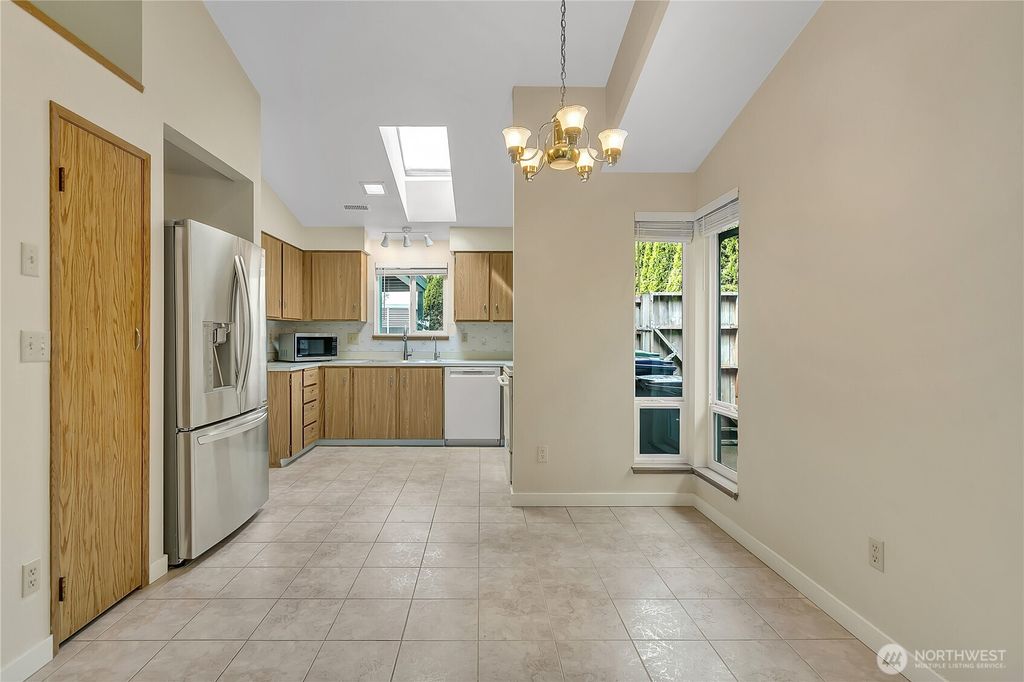 listing image 9366409108051402918
