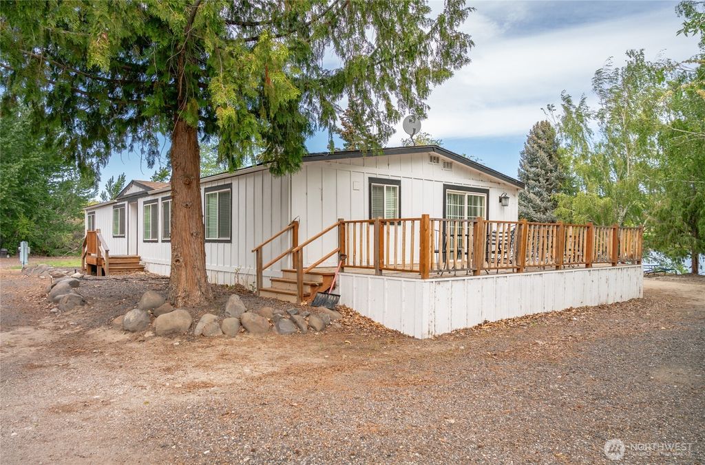 Photo of 2120 Malaga Alcoa Highway, Wenatchee, WA 98828 (MLS # 2478747)