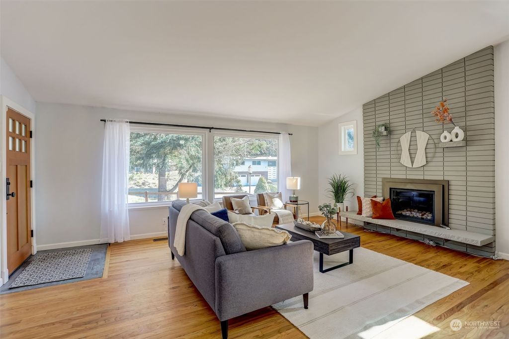 Photo of 13639 17th Avenue SW, Burien, WA 98166 (MLS # 2212202)