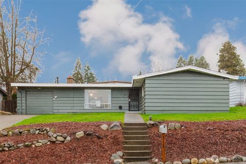Photo of 318 E 28th Street, Bremerton, WA 98310 (MLS # 2465877)