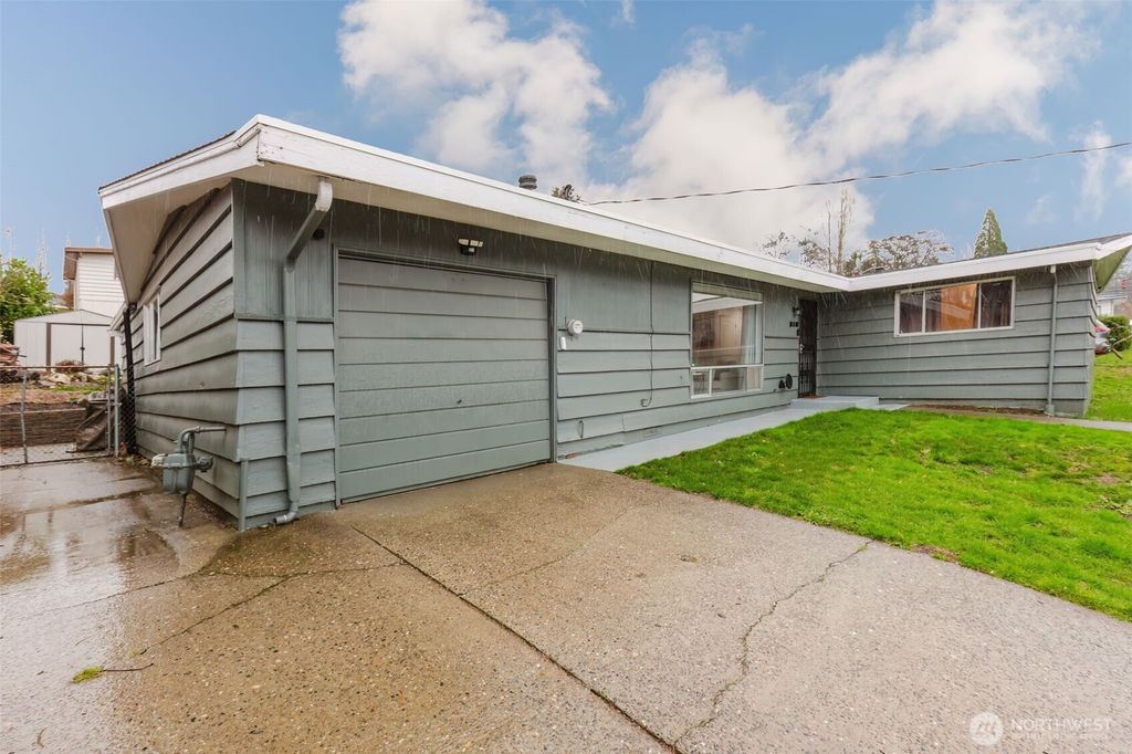 Photo of 318 E 28th Street, Bremerton, WA 98310 (MLS # 2465877)