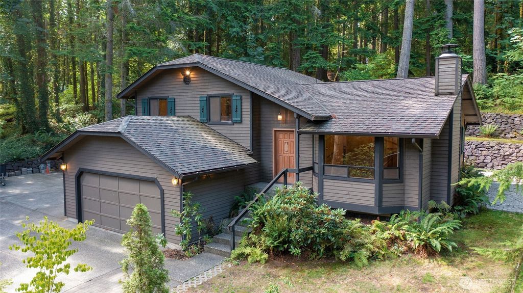 Photo of 25061 SE Mirrormont Way, Issaquah, WA 98027 (MLS # 2422734)