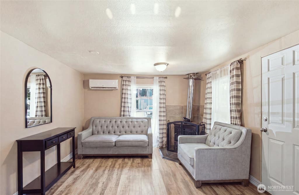 Photo of 1660 S 333rd Street, Federal Way, WA 98003 (MLS # 2563677)