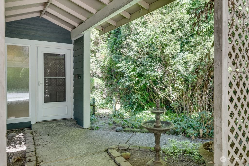 Photo of 489 1st Avenue NW, Issaquah, WA 98027 (MLS # 2067921)