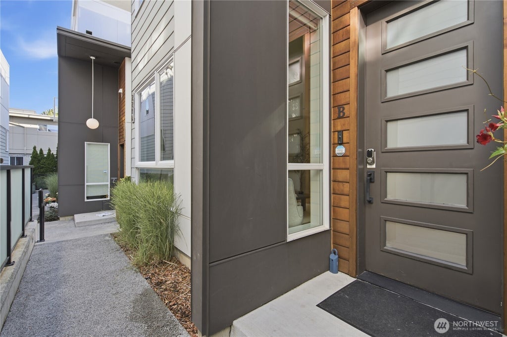 Photo of 2214 Franklin Ave E AVE #B, Seattle, WA 98102 (MLS # 2580061)