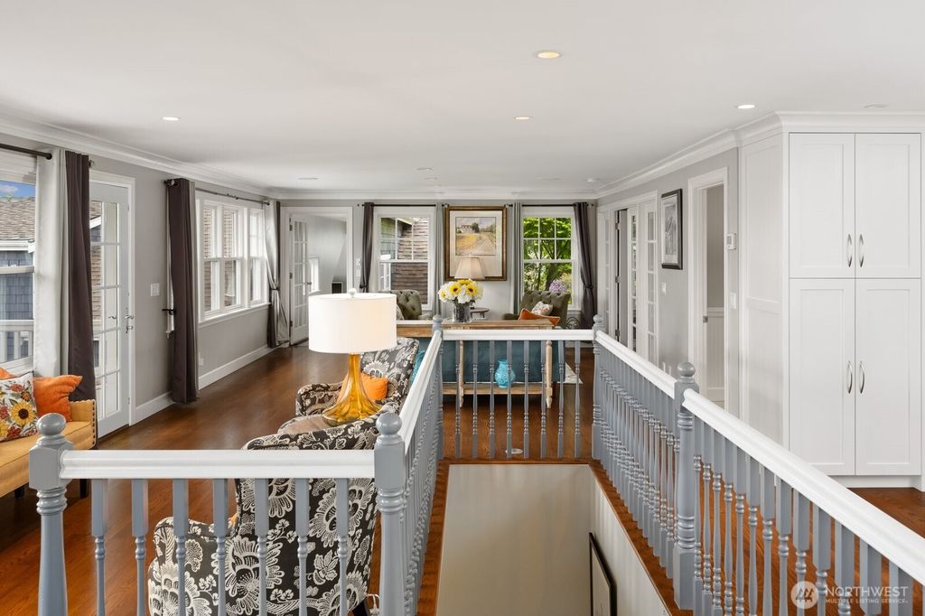 Photo of 10207 NE 60th Street, Kirkland, WA 98033 (MLS # 2483493)