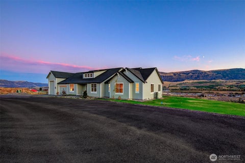 Photo of 114 S Valiant Drive, East Wenatchee, WA 98802 (MLS # 2586732)