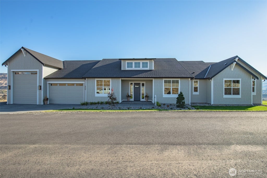 Photo of 114 S Valiant Drive, East Wenatchee, WA 98802 (MLS # 2586732)