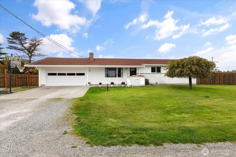 Photo of 2043 SW Dillard Lane, Oak Harbor, WA 98277 (MLS # 2592373)
