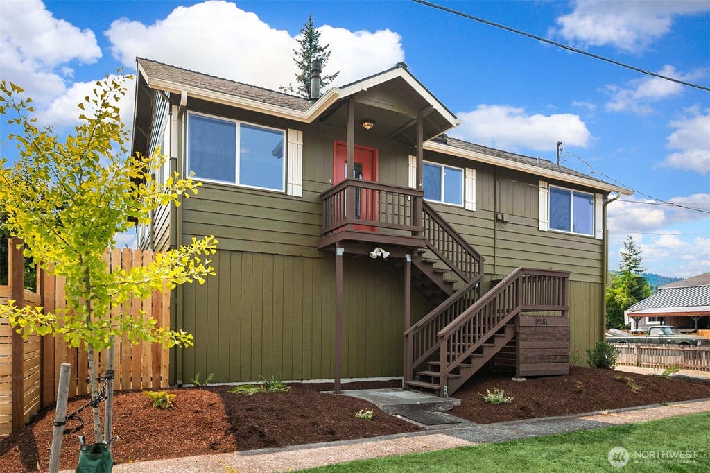 Photo of 39151 SE Delta Street, Snoqualmie, WA 98065 (MLS # 2564639)
