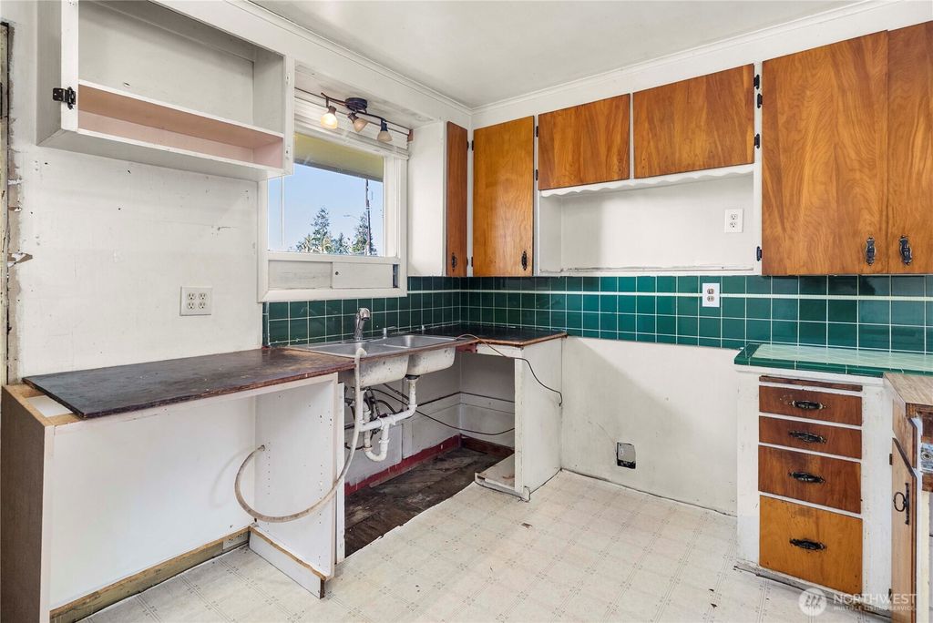 Photo of 1621 N 103rd Street, Seattle, WA 98133 (MLS # 2470573)