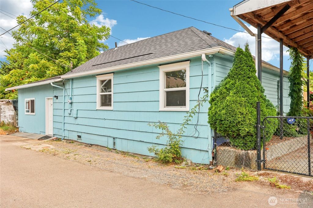 Photo of 1620 1/2 Lombard Avenue, Everett, WA 98201 (MLS # 2429539)