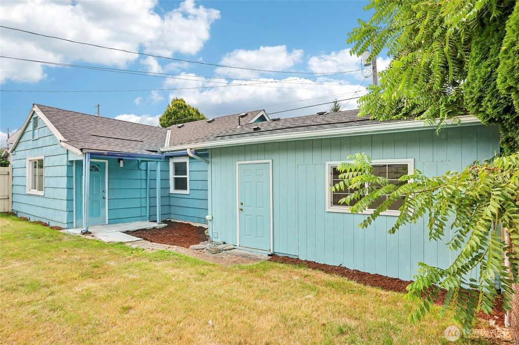 Photo of 1620 1/2 Lombard Avenue, Everett, WA 98201 (MLS # 2429539)