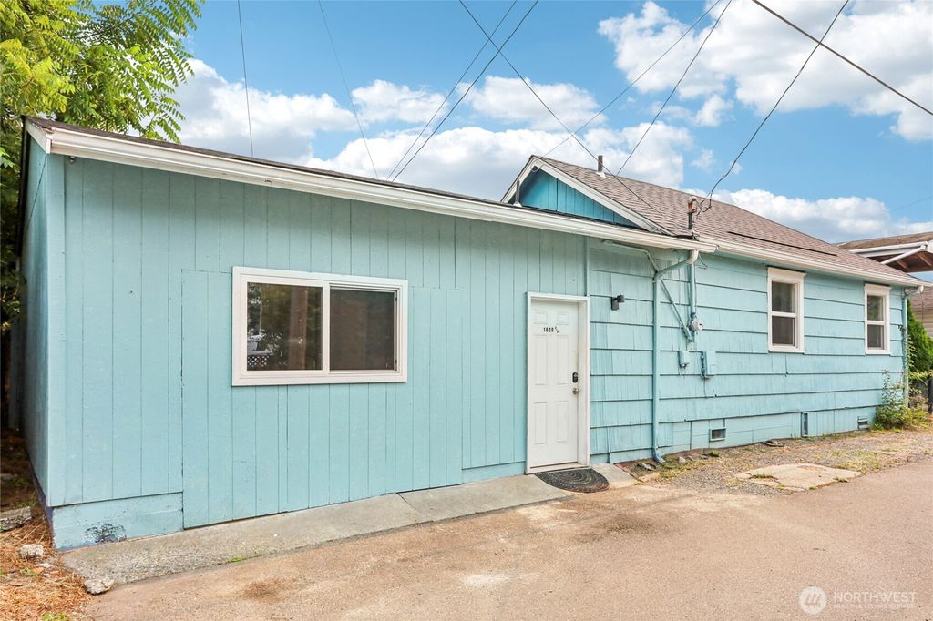 Photo of 1620 1/2 Lombard Avenue, Everett, WA 98201 (MLS # 2429539)