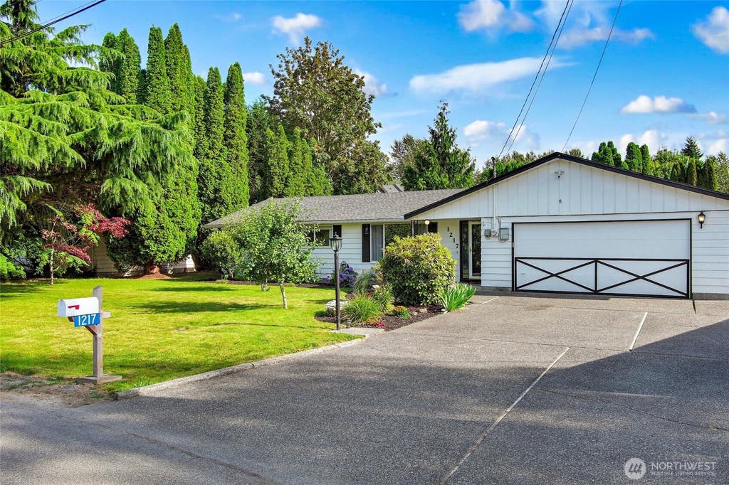 Photo of 1217 S Walnut Street, Burlington, WA 98233 (MLS # 2553981)