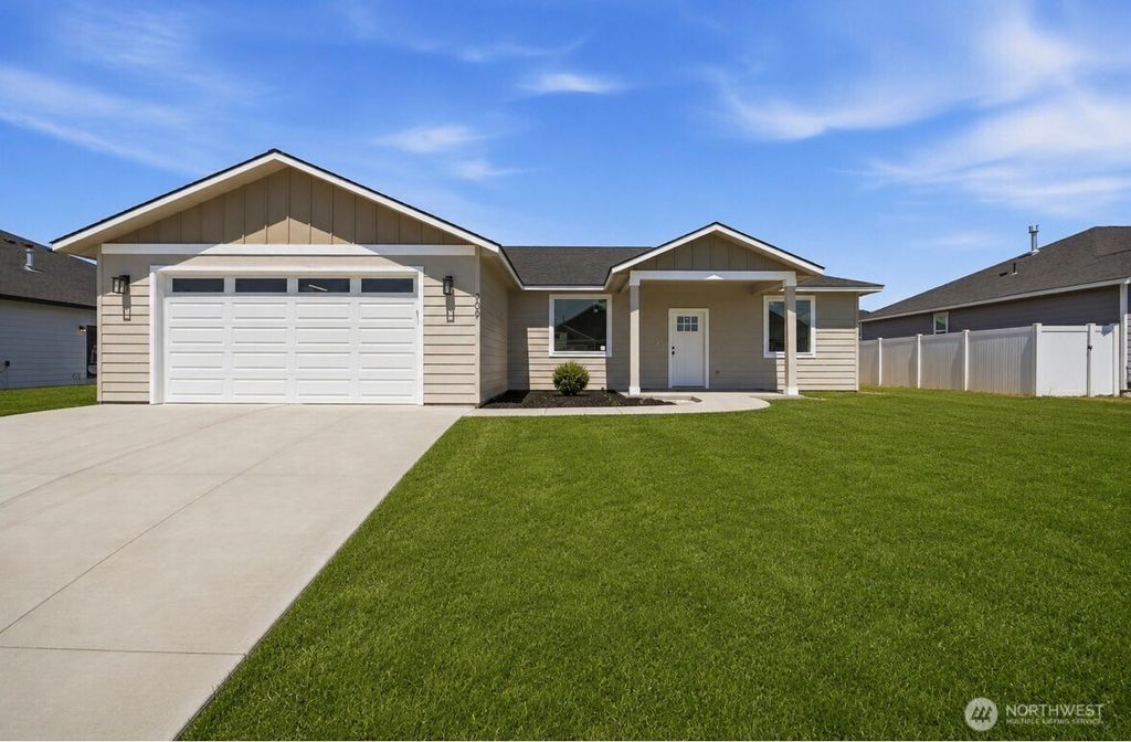 Photo of 909 NE 6th Avenue, Ephrata, WA 98823 (MLS # 2541132)