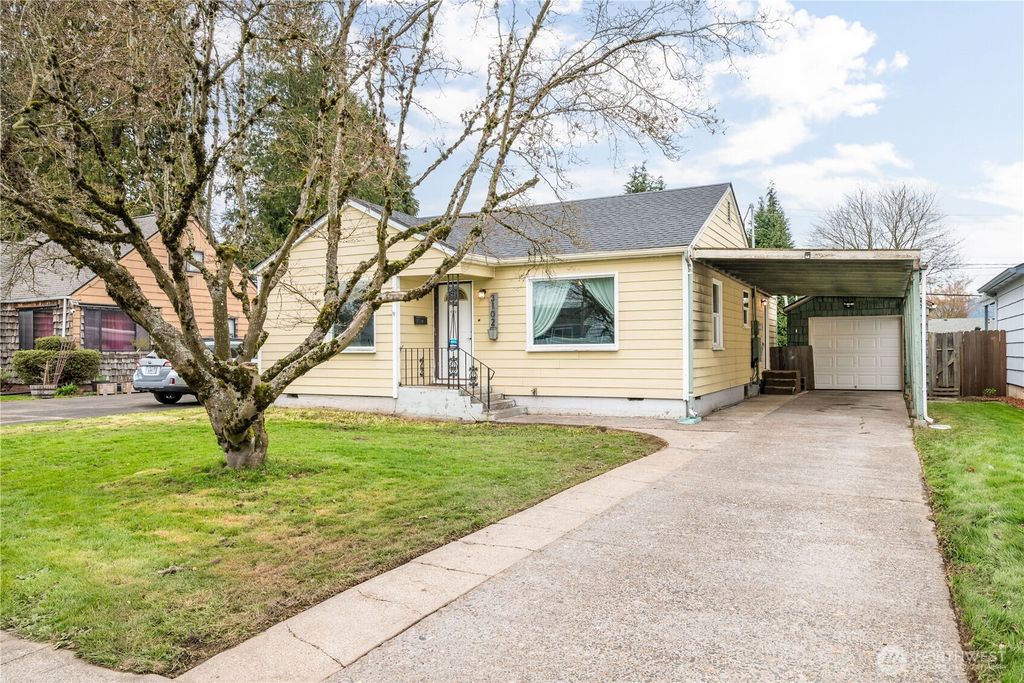Photo of 3102 Hemlock Street, Longview, WA 98632 (MLS # 2496986)