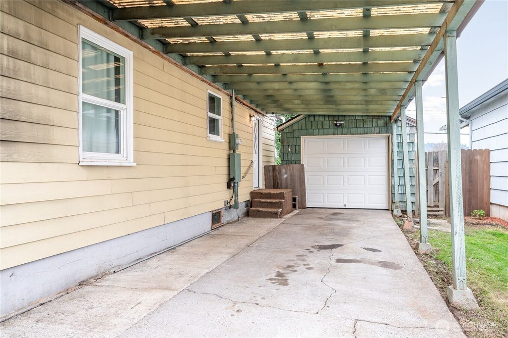 Photo of 3102 Hemlock Street, Longview, WA 98632 (MLS # 2496986)