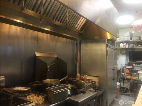 Photo of 1414 SE Lake Tapps Parkway, Auburn, WA 98092 (MLS # 2465994)