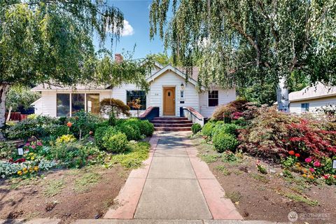 Photo of 804 Fern Avenue, Walla Walla, WA 99362 (MLS # 2411772)