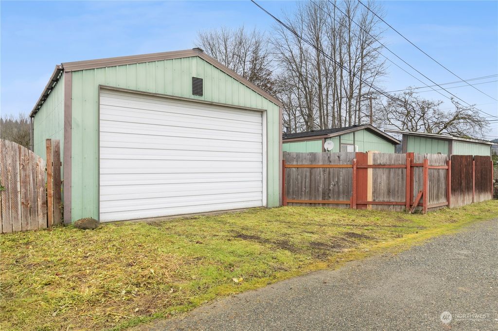 Photo of 226 11th Avenue N, Algona, WA 98001 (MLS # 2316387)