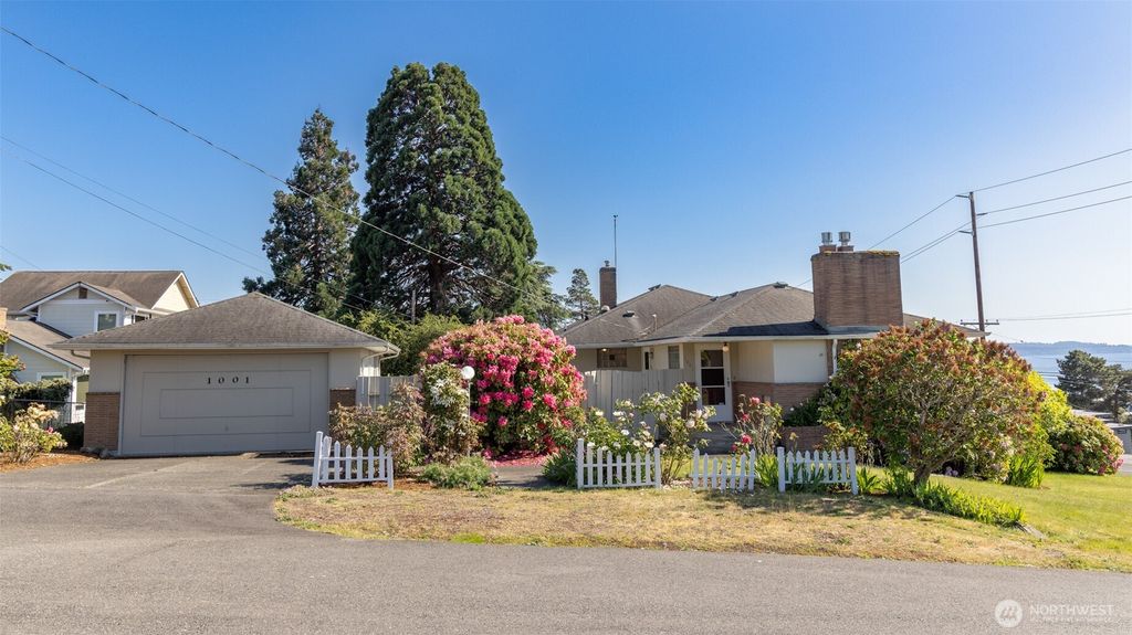 Photo of 1001 S 226th Street, Des Moines, WA 98198 (MLS # 2388872)