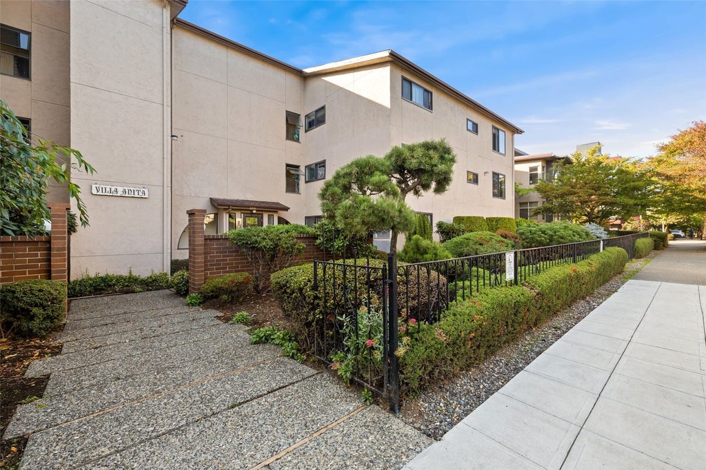 Photo of 2231 Franklin Avenue E, Seattle, WA 98102 (MLS # 2598588)