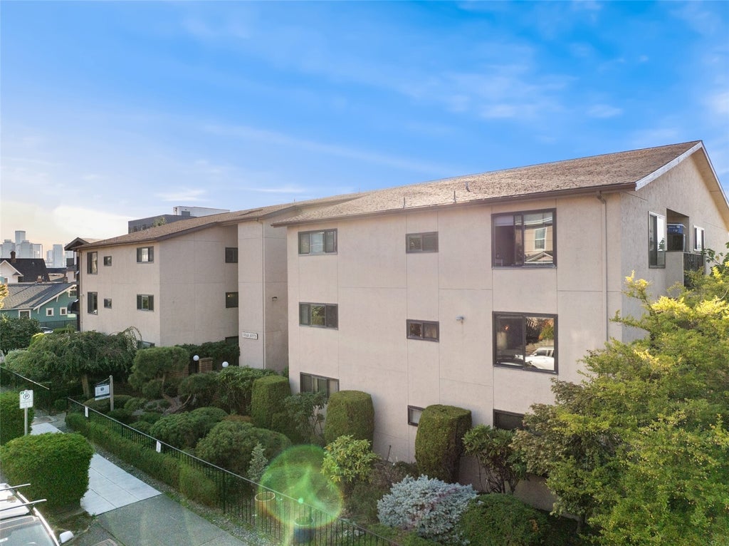 Photo of 2231 Franklin Avenue E, Seattle, WA 98102 (MLS # 2598588)