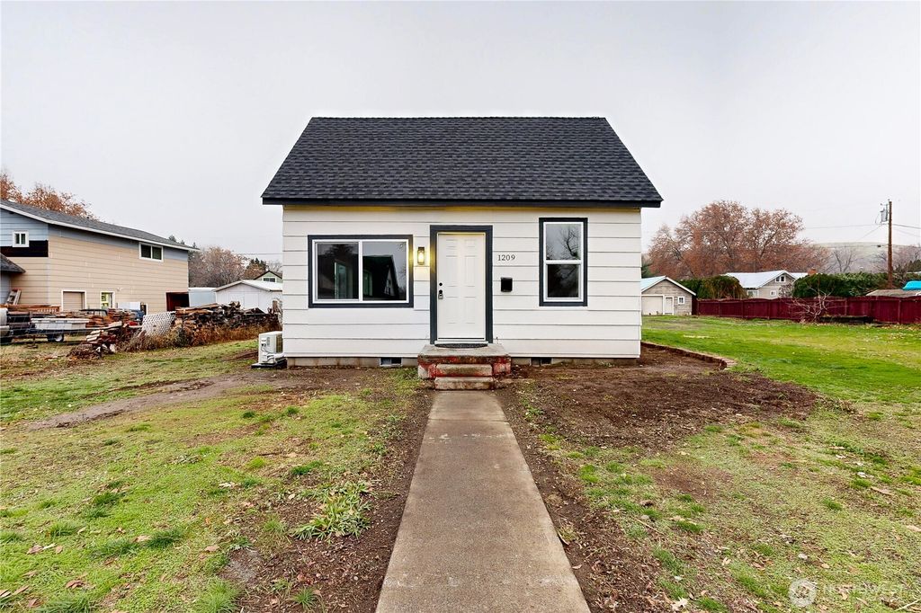 Photo of 1209 Chestnut Street, Milton-Freewater, OR 97862 (MLS # 2458392)