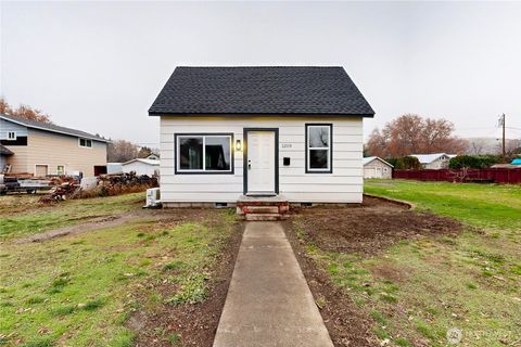 Photo of 1209 Chestnut Street, Milton-Freewater, OR 97862 (MLS # 2458392)