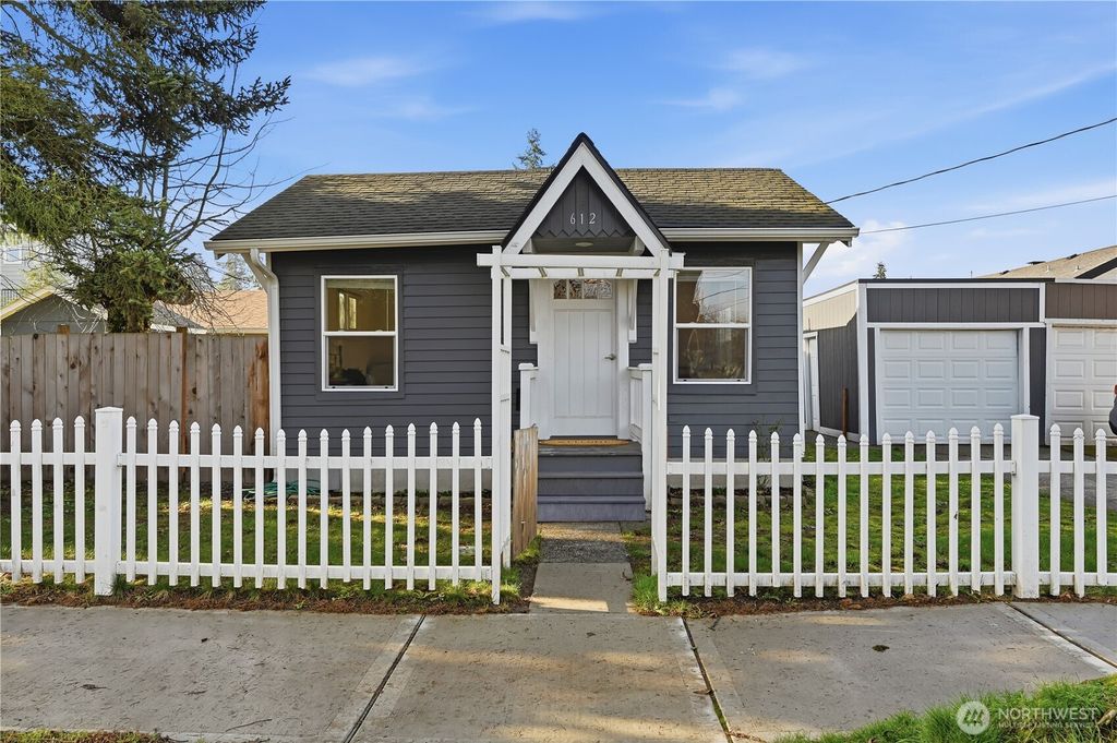 Photo of 612 7th Street NW, Puyallup, WA 98371 (MLS # 2469902)