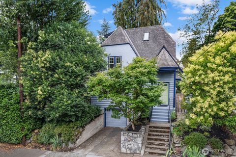 Photo of 5735 25th Avenue NE, Seattle, WA 98105 (MLS # 2417998)