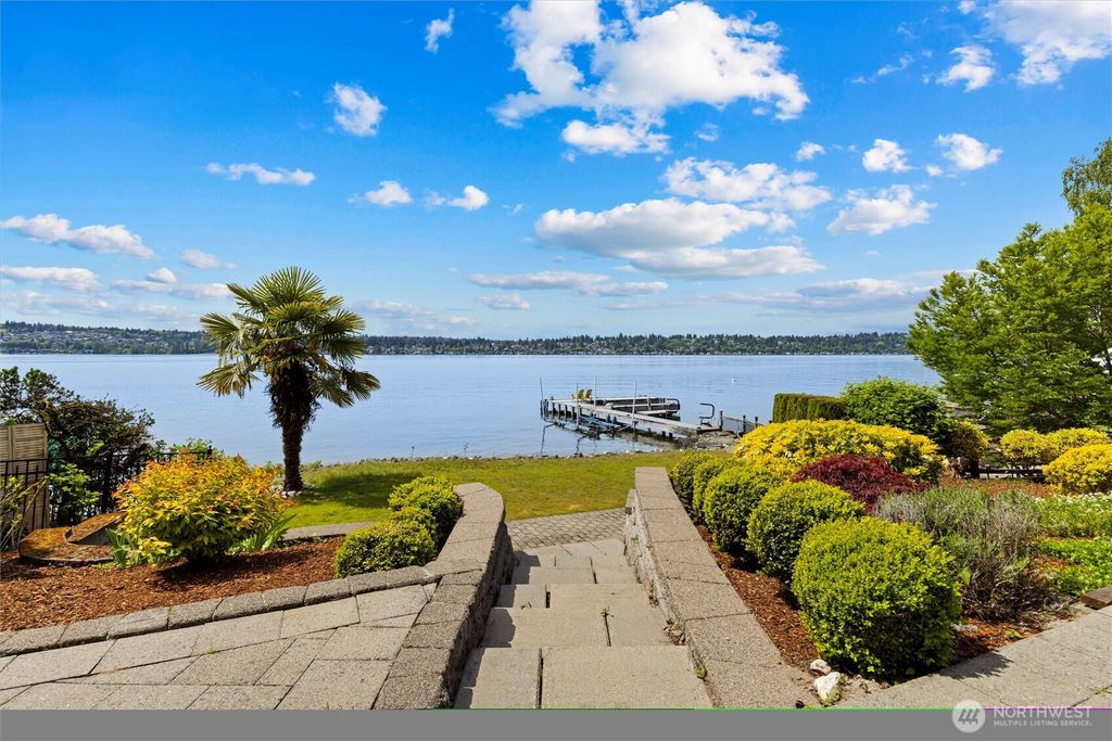 Photo of 11807 Holmes Point Drive NE, Kirkland, WA 98034 (MLS # 2373216)
