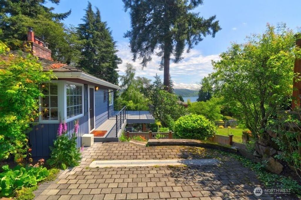 Photo of 16524 37th Avenue NE, Lake Forest Park, WA 98155 (MLS # 2377523)
