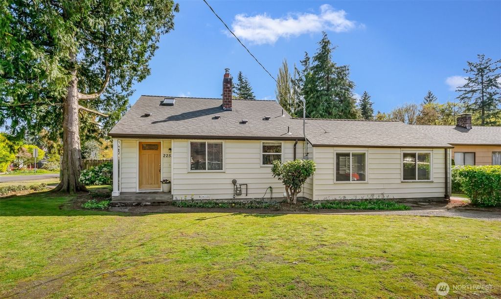 Photo of 2253 NE 130th Street, Seattle, WA 98125 (MLS # 2358958)