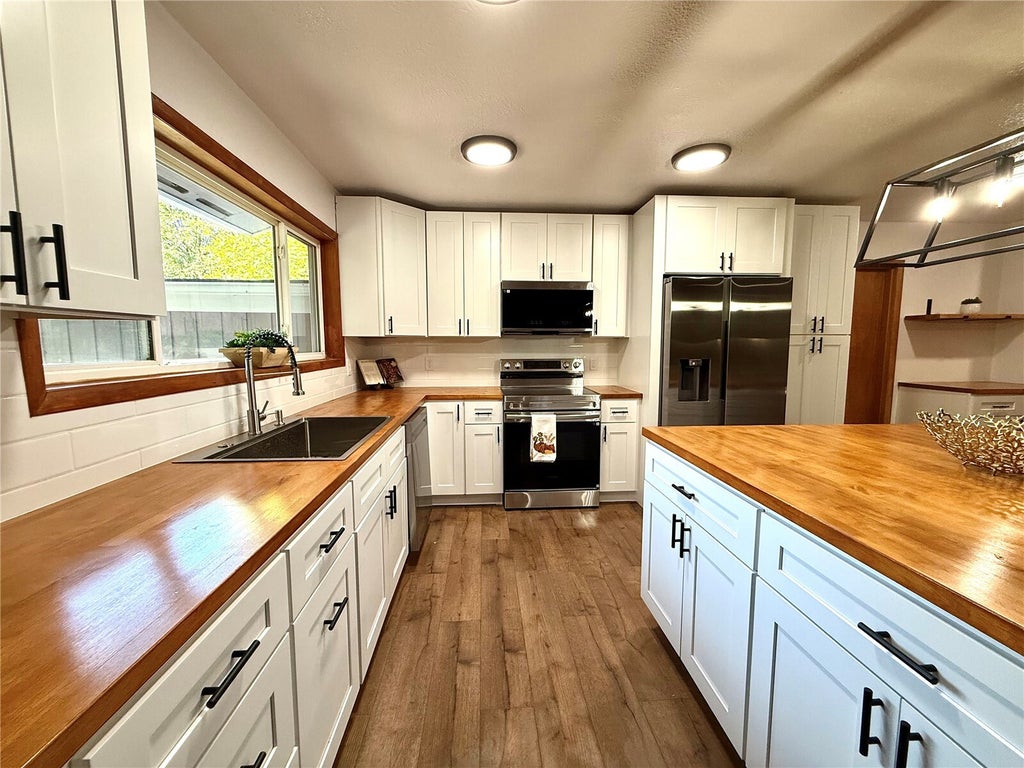 Photo of 2918 Glenwood Drive, Longview, WA 98632 (MLS # 2598148)