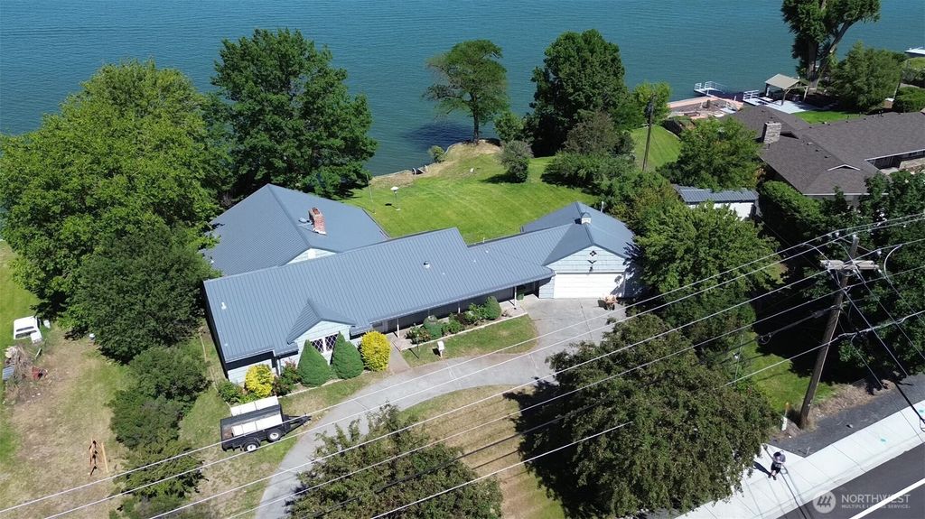 Photo of 2009 Westshore Drive, Moses Lake, WA 98837 (MLS # 2543898)